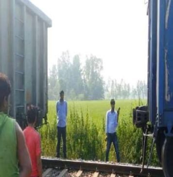 गोसाईंगंज में दो हिस्सों में बंटी कोयला लदी मालगाड़ी एक किलोमीटर दूर जाकर रूकी दो हिस्सों में बंटी मालगाड़ी