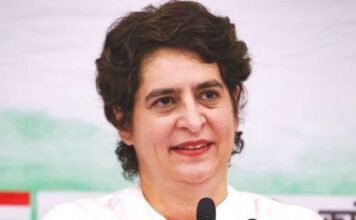 प्रियंका की बड़ी घोषणा, कांग्रेस की सरकार बनने पर इंटर पास लड़कियों को स्मार्टफोन तो स्नातक को दी जाएगी स्कूटी लड़कियों को स्मार्टफोन