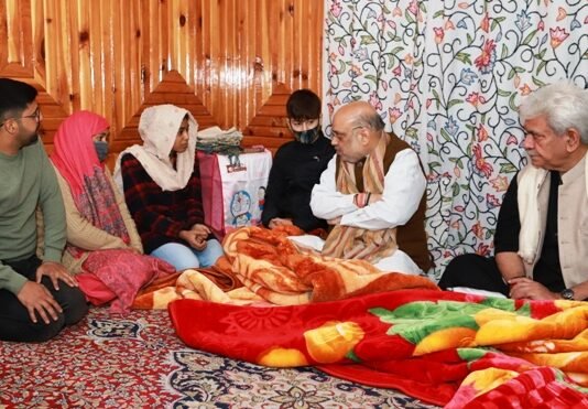 370 हटने के बाद पहली बार जम्मू-कश्मीर पहुंचे अमित शाह ने आतंकी हमले में मारे गए परवेज अहमद के परिजनों से मुलाकात कर कही ये बातें जम्मू-कश्मीर पहुंचे शाह