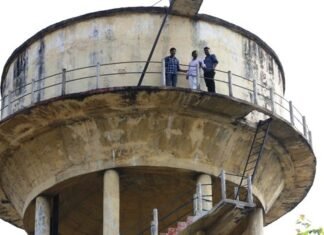 पुलिस पर दबंगों का साथ देने का आरोप लगा व्यापारी ने हुसैनगंज पानी टंकी पर चढ़कर दी कूदने की धमकी कूदने की धमकी