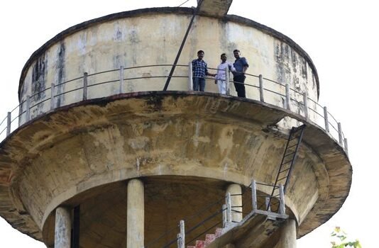 पुलिस पर दबंगों का साथ देने का आरोप लगा व्यापारी ने हुसैनगंज पानी टंकी पर चढ़कर दी कूदने की धमकी कूदने की धमकी