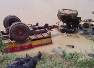श्रद्धालुओं से भरी ट्रैक्‍टर ट्रॉली