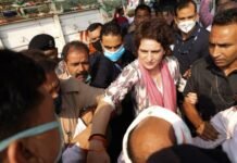 आगरा पुलिस हिरासत में जान गंवाने वाले सफाईकर्मी के परिजनों से मिलने से रोकने पर नाराज हुईं प्रियंका, पूछा योगी सरकार को किस बात का डर प्रियंका को पुलिस ने रोका