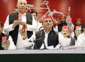 अखिलेश ने भाजपा से पूछा, “नोटबंदी से जनता का क्या हुआ फायदा, समाजवादी परफ्यूम भी किया लांच”