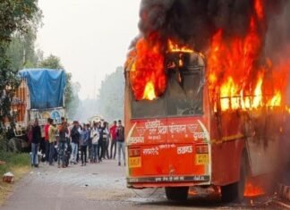 सवारियों से भरी बस में लगी आग, आधा दर्जन झुलसे, 30 घायल