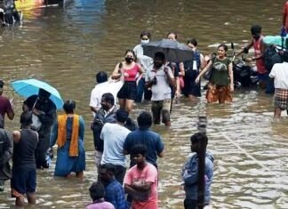 भारी बारिश से गिरा घर