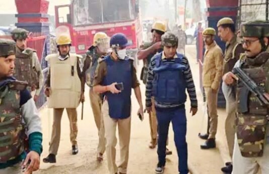 यूपी की जेल में फिर बवाल, बंदी की मौत के बाद भड़के कैदियों ने लगाई आग, फायरिंग-पथराव, जेलर समेत 30 पुलिसकर्मी व 32 कैदी घायल फतेहगढ़ जेल में बवाल