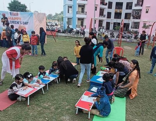 बाल दिवस पर सृष्टि अपार्टमेंट में आयोजित हुईं प्रतियोगिताएं, ईनाम पाकर खिले मासूमों के चेहरे