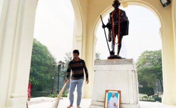सड़क नहीं बनने से नाराज अनशन पर बैठे विधायक राकेश प्रताप ने GPO पर दी झाडू विधायक राकेश प्रताप