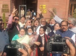 TMC के सांसदों ने गृह मंत्रालय के बाहर प्रदर्शन कर त्रिपुरा सरकार को बर्खास्त करने की उठाई मांग त्रिपुरा में पुलिस बर्बरता