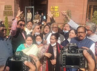 TMC के सांसदों ने गृह मंत्रालय के बाहर प्रदर्शन कर त्रिपुरा सरकार को बर्खास्त करने की उठाई मांग त्रिपुरा में पुलिस बर्बरता