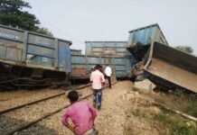 लखनऊ-वाराणसी रूट पर हुआ रेल हादसा, मालगाड़ी की 21 बोगियों के पलटने से जगह-जगह रोकनीं पड़ी ट्रेनें बोगी पलटीं