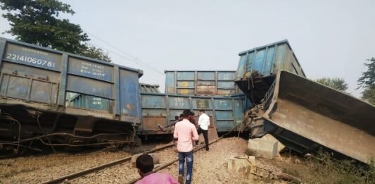 बोगी पलटीं