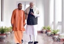 मोदी-योगी की फोटो पर अखिलेश का तंज, सियासत में कभी यूं भी पड़ता है करना मोदी योगी की फोटो