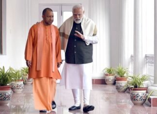 मोदी-योगी की फोटो पर अखिलेश का तंज, सियासत में कभी यूं भी पड़ता है करना मोदी योगी की फोटो