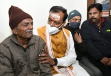 हेलीकॉप्टर क्रैश में शहीद विंग कमांडर पृथ्वी सिंह के घर पहुंचे डिप्टी सीएम केशव मौर्या, परिवार को बंधाई ढांढस