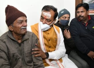 हेलीकॉप्टर क्रैश में शहीद विंग कमांडर पृथ्वी सिंह के घर पहुंचे डिप्टी सीएम केशव मौर्या, परिवार को बंधाई ढांढस