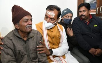हेलीकॉप्टर क्रैश में शहीद विंग कमांडर पृथ्वी सिंह के घर पहुंचे डिप्टी सीएम केशव मौर्या, परिवार को बंधाई ढांढस