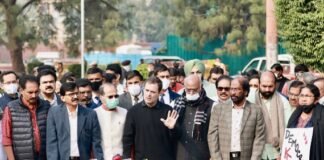 सांसदों के निलंबन के खिलाफ प्रदर्शन में शामिल होकर बोले राहुल गांधी, प्रधानमंत्री सदन में नहीं आते, ये लोकतंत्र चलाने का तरीका नहीं