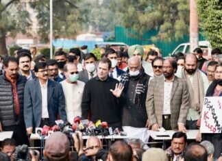 सांसदों के निलंबन के खिलाफ प्रदर्शन में शामिल होकर बोले राहुल गांधी, प्रधानमंत्री सदन में नहीं आते, ये लोकतंत्र चलाने का तरीका नहीं
