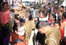 मानदेय नहीं मिलने से नाराज ‘स्वच्छ भारत मिशन’ कार्यकर्ताओं ने भाजपा कार्यालय का घेराव कर किया प्रदर्शन, पुलिस ने हिरासत में लिया