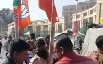 सिपाही पर जबरन शादी कर प्रताड़ना का आरोप लगा महिला ने बच्ची के साथ विधानसभा के सामने की आत्मदाह कि कोशिश आत्मदाह कि कोशिश