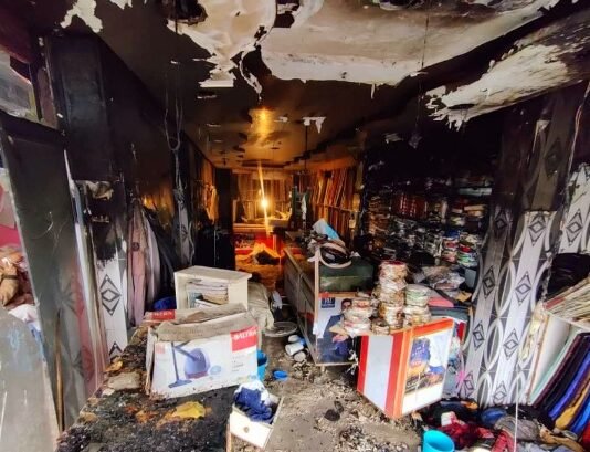 ठाकुरगंज में टेलर की दुकान में आग लगने से नर्सिंग होम में भरा धुआं, मरीजों को किया गया रेस्क्यू टेलर की दुकान में आग