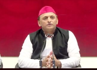 अखिलेश का बड़ा आरोप, CM के इशारे पर हो रहें सपा नेताओं के फोन टैप, हर शाम खुद कुछ कॉल सुनते हैं मुख्यमंत्री एकमुश्त मतदान