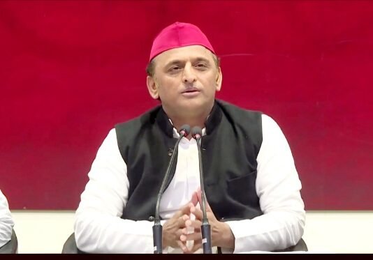 सपा ने जारी की फैजाबाद, अमेठी, आजमगढ़ व गोरखपुर समेत 23 जिलों के 56 प्रत्याशियों की सूची, BJP-BSP से आए नेताओं को भी मिला टिकट, देखें पूरी लिस्ट एकमुश्त मतदान