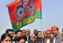 सपा का झंडा लगाओ