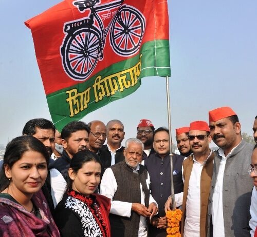 “सपा का झंडा लगाओ” अभियान के समापन पर अखिलेश ने कहा, अपनी राजनीतिक संकीर्णता के कारण कुंठित हो गयी भाजपा सपा का झंडा लगाओ