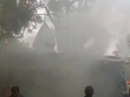 अमीनाबाद की दुकान में लगी आग, कंप्रेसर फटने से मची अफरा-तफरी अमीनाबाद की दुकान
