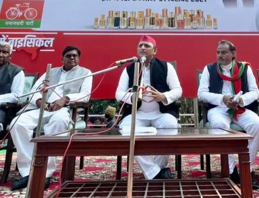 सपा एमएलसी के यहां छापे पर बोले अखिलेश, “भाजपा के लोग फैलाते हैं नफरत की दुर्गंध, कर रहें कन्नौज व इत्र को बदनाम” नफरत की दुर्गंध