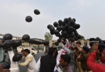 मोदी सरकार के मंत्री अजय मिश्रा की बर्खास्तगी की मांग को लेकर कांग्रेस विधायकों ने विधानसभा के बाहर उड़ाए काले गुब्बारे