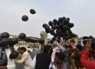 मोदी सरकार के मंत्री अजय मिश्रा की बर्खास्तगी की मांग को लेकर कांग्रेस विधायकों ने विधानसभा के बाहर उड़ाए काले गुब्बारे