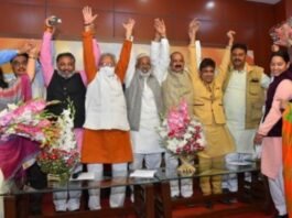 भाजपा में शामिल हुए राजनीतिक पार्टियों के नेता, पूर्व IPS व कवि ने भी ली सदस्यता