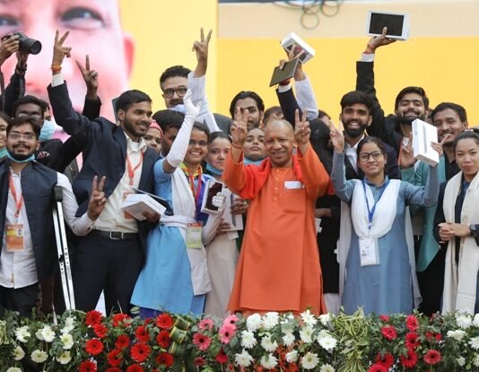 टैबलेट-स्मार्टफोन योजना का आगाज कर बोले CM योगी, विद्यार्थियों को तकनीक से जोड़ने की दिशा में ये बड़ी पहल टैबलेट-स्मार्टफोन योजना