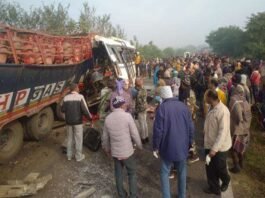गैस सिलेंडर लादे ट्रक