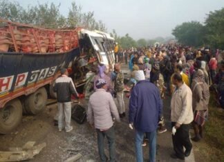 गैस सिलेंडर लादे ट्रक