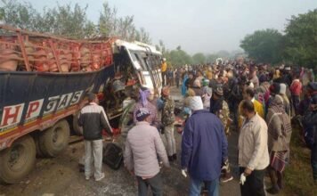 गैस सिलेंडर लादे ट्रक