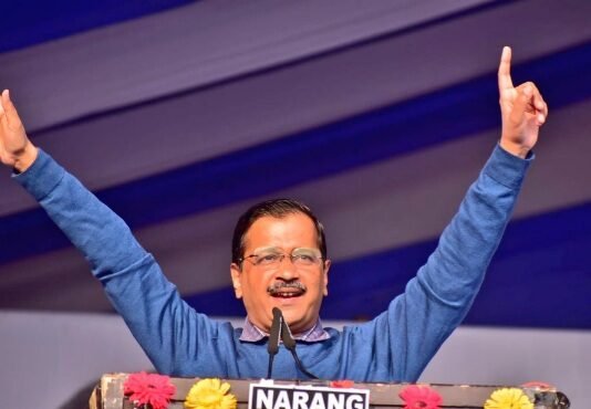 लखनऊ की रैली में केजरीवाल ने कहा, पांच साल में योगी सरकार ने न सिर्फ श्मशान घाट बनवाएं, बल्कि जनता को भी वहां पहुंचाने का किया काम श्मशान घाट बनवाएं