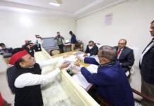 अखिलेश का नामांकन