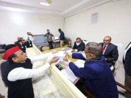 अखिलेश का नामांकन