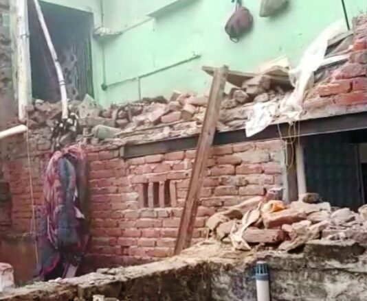 आगरा में गैस सिलेंडर फटने से उड़ी मकान की छत, पति-पत्नी समेत परिवार के आठ सदस्य घायल गैस सिलेंडर फटने
