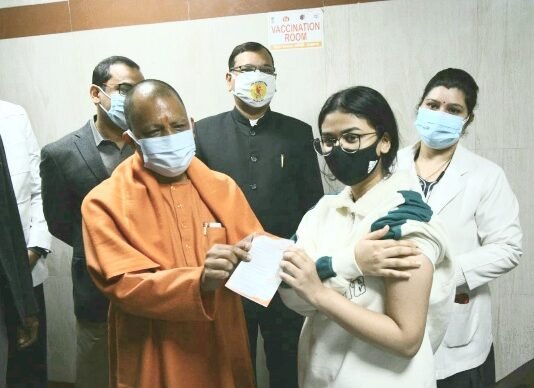किशोरों के कोरोना टीकाकरण अभियान की शुरुआत कर CM योगी ने कहा, डेल्टा प्लस वायरस से कमजोर है ओमिक्रॉन किशोरों का टीकाकरण