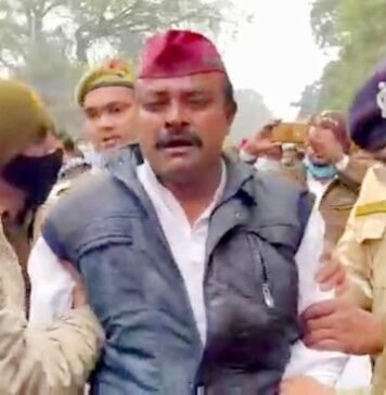 टिकट न मिलने से नाराज नेता ने सपा कार्यालय के बाहर की आत्मदाह की कोशिश आत्मदाह कि कोशिश