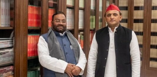 भाजपा को झटका दे सपा अध्यक्ष से मिले स्वामी प्रसाद मौर्या, पार्टी में स्वागत कर अखिलेश ने बताया लोकप्रिय नेता सपा में स्वामी प्रसाद मौर्या