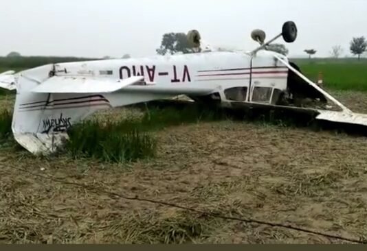 अलीगढ़ के खेत में विमान क्रैश, दोनों पायलट हुए घायल विमान क्रैश