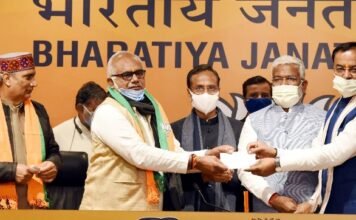 भाजपा का पलटवार, सपा व कांग्रेस के एक-एक विधायकों को किया पार्टी में शामिल बीजेपी पलटवार