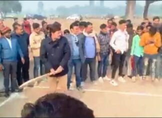 क्रिकेट खेलता दिखाई दिया ईनामी भगोड़ा धनंजय सिंह, अखिलेश ने Video Tweet कर कसा तंज, बाबा जी टीम बना शुरू कर दें, “माफिया भाजपा लीग” भगोड़ा धनंजय सिंह